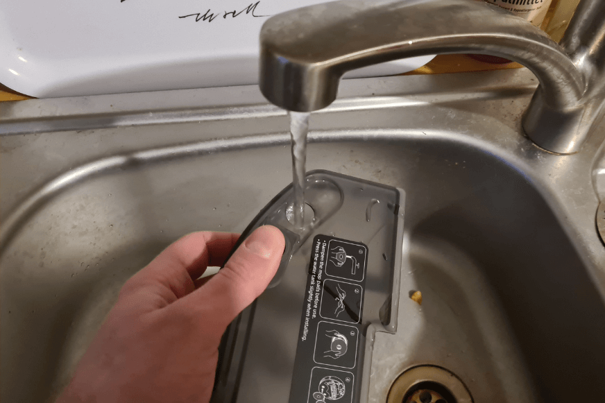 Wasser wird in den Wassertank des Dreame L10s Pro eingefüllt.